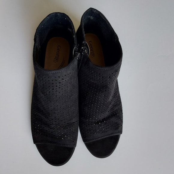 Size 7 Black Perforated Ankle Sandals - Picture 5 of 8